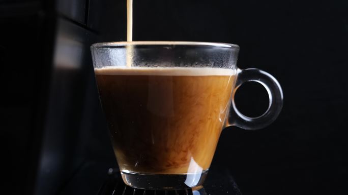 浓缩咖啡从自动咖啡机中取出