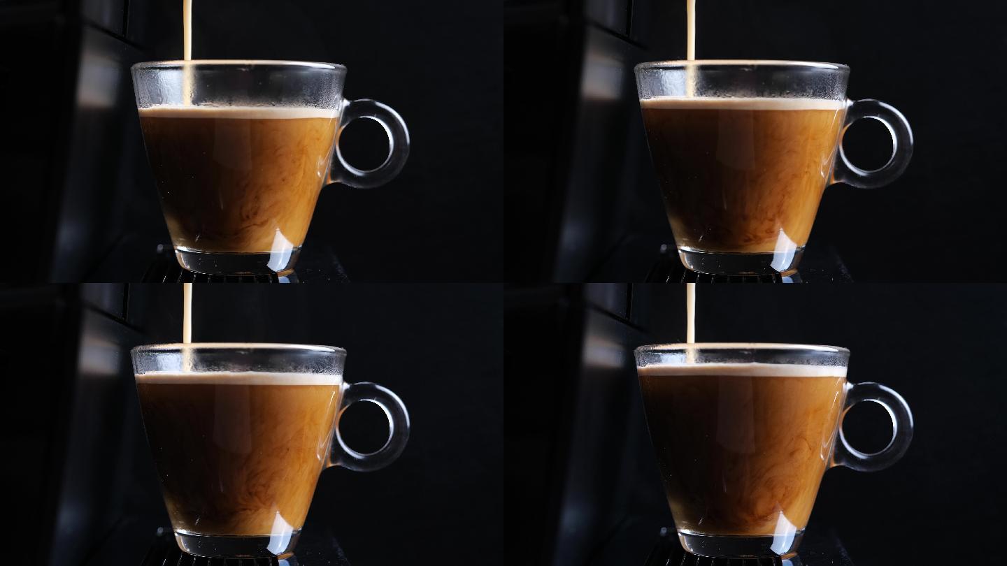 浓缩咖啡从自动咖啡机中取出
