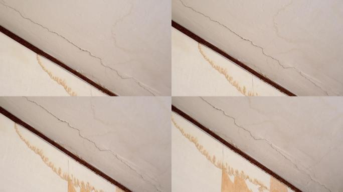石膏天花板出现水裂缝。