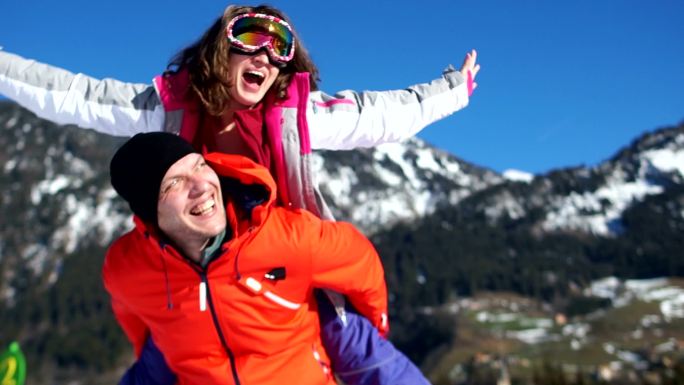 一对幸福的夫妇在山上看雪景