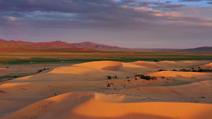 蒙古日出时沙丘的鸟瞰图