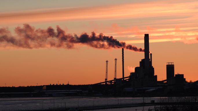 电厂落日天际线与冬季工业排放