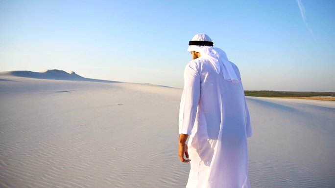 在沙漠中的男人阿拉伯人