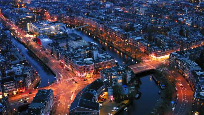 鸟瞰阿姆斯特丹市中心美丽的夜景