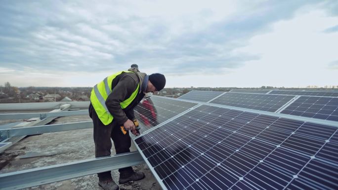 加固太阳能电池板安装太阳能光伏板安装工人