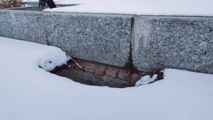 下雪天没有井盖的排水井