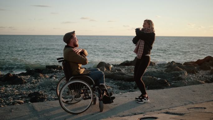 残疾人和他快乐的女朋友在一起跳舞。