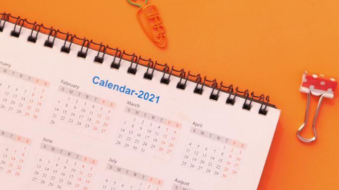 橙色背景下的2021日历新年目标