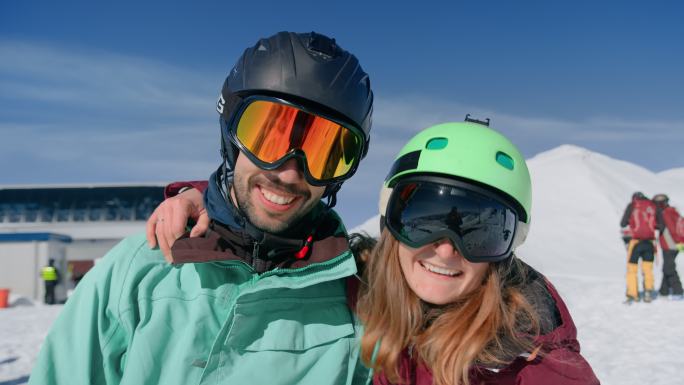 两个戴着滑雪镜的朋友