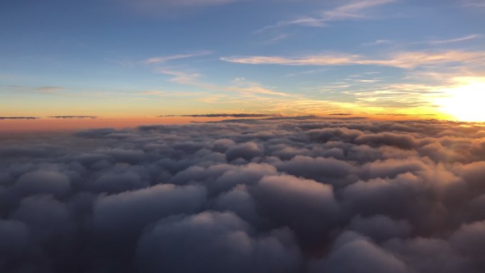 美丽的日落和云海飞机窗外飞机日落飞机上视