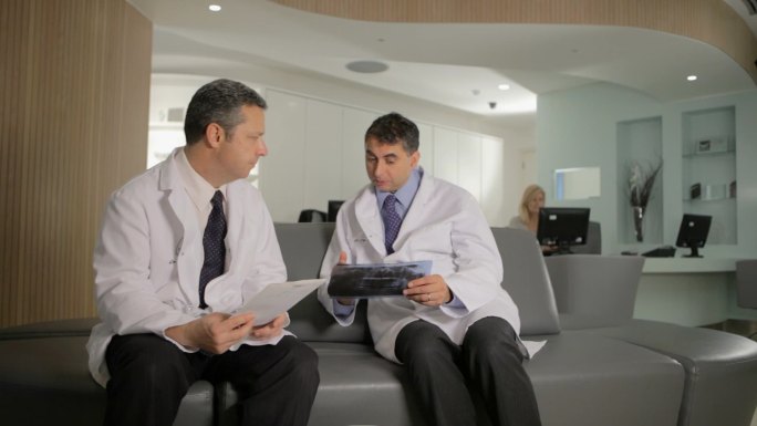 两位医生讨论病人技术交流业务学术同行探讨
