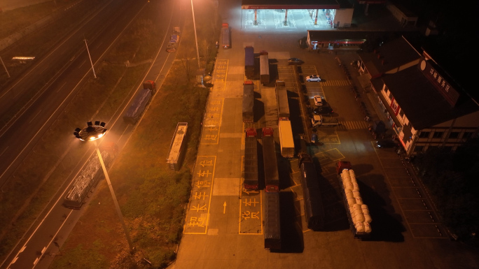 夜晚服务区一排排卡车