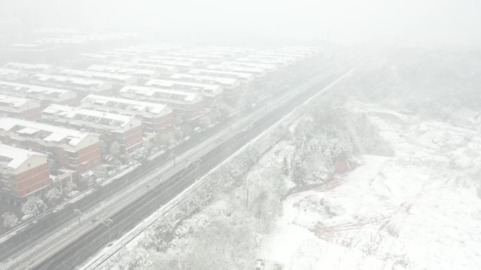 暴风雪中的高铁