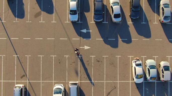 购物中心停车场的鸟瞰俯视图