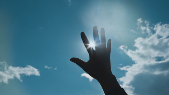 唯美意境素材伸手抚摸太阳光线穿过指缝间视频素材