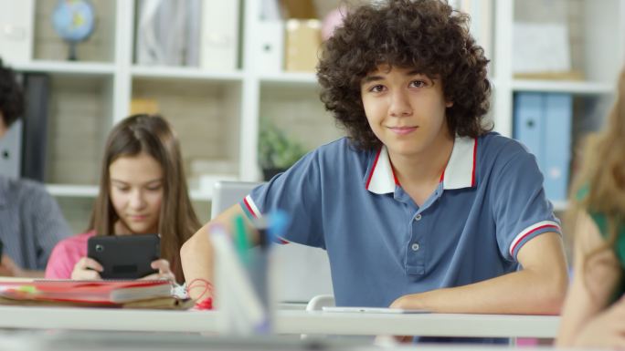 一群在教室的学生外国小学生中学生微笑笑脸