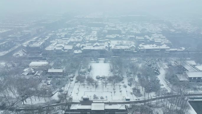 航拍雪后的济南大明湖公园