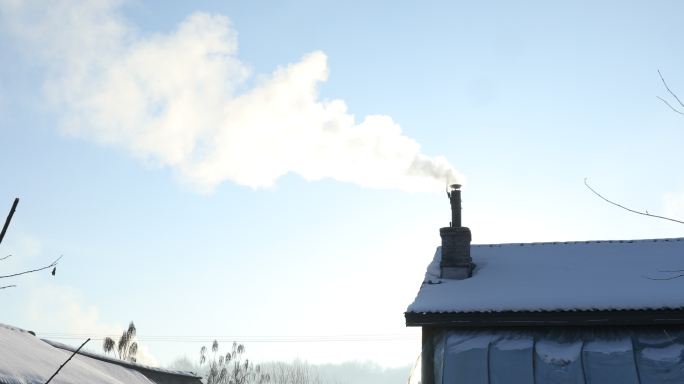 冬季东北乡村烟囱冒烟4K素材