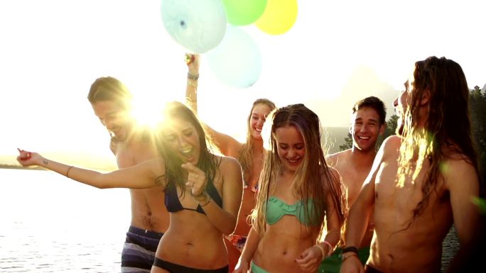海滩上的朋友们年轻人好生活方式积极阳光