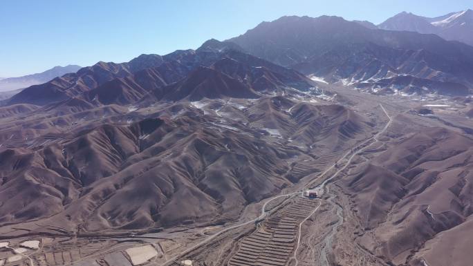 冬季高山下农田