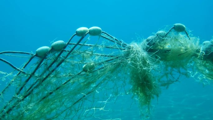 丢失的带有浮标的渔网躺在海底