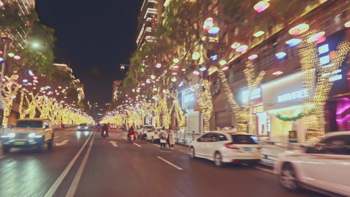 城市道路两旁灯饰夜景