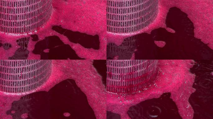 波尔多葡萄园桶内发酵过程中的葡萄酒混合