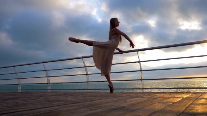 芭蕾舞演员在海堤上跳舞