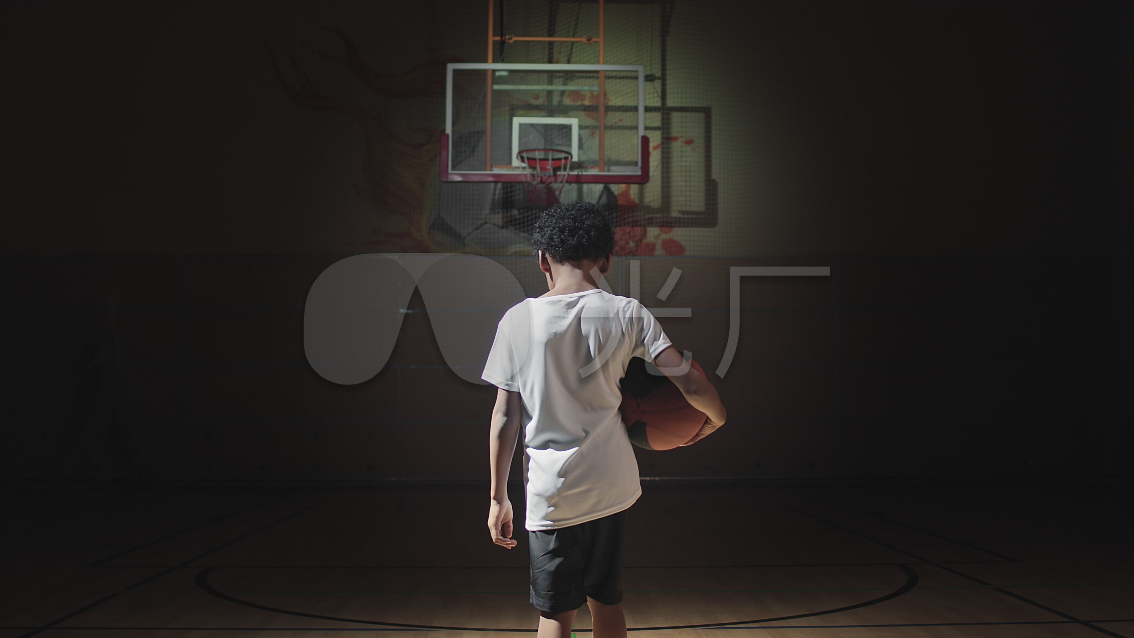 人背影篮球场上运球突破的男人背景图片下载 - 觅知网