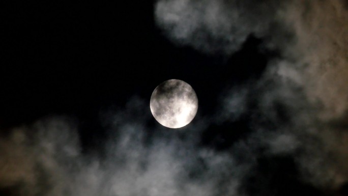 在天空中的满月乌云遮月月黑风高不祥预感
