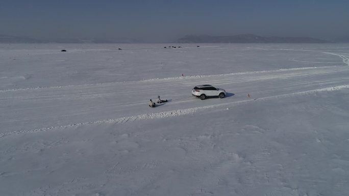 航拍雪地车拉爬犁充气雪橇