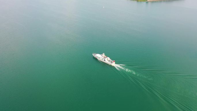 4K航拍 游艇航行在湖面