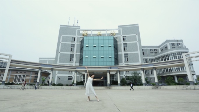 大学校园女学生在各个场景下跳舞