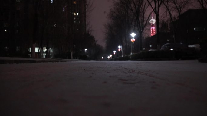 雪中夜晚行人脚步