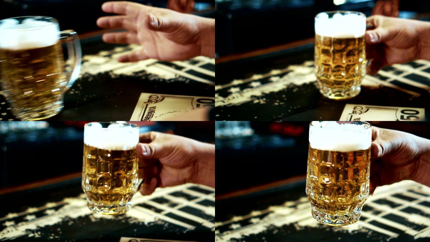 男顾客在酒吧里用手抓啤酒杯的特写镜头