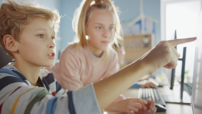 小学计算机科学教室：女孩和男孩交谈