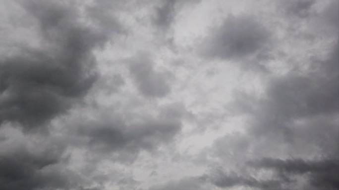 天空中弥漫着浓密的灰色云