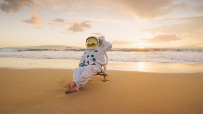 宇航员在遥远的海滩上休息