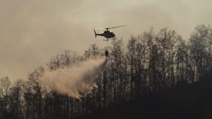 消防直升机灭火消防队救援洒水