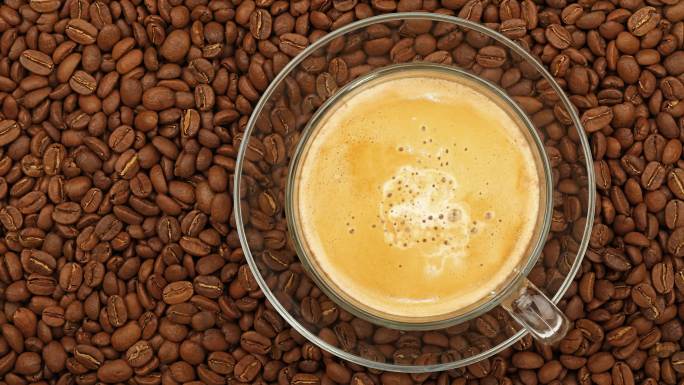 咖啡豆上加牛奶牛奶咖啡奶味咖啡美式咖啡