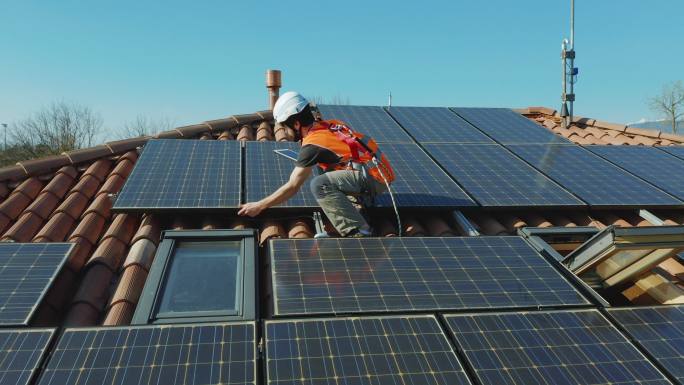 电工安装家用屋顶上的太阳能光伏板