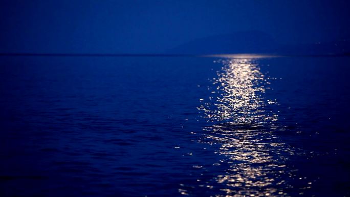 月光反射的夜间海面