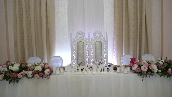 新娘和新郎桌上的“Mr-Mrs”结婚标志