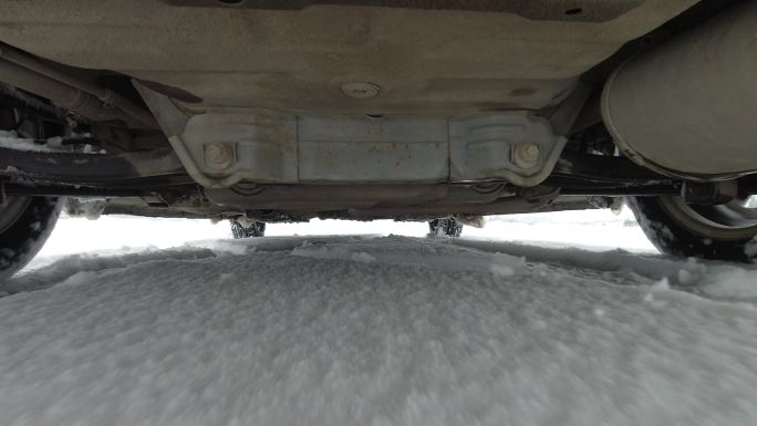 雪地上行驶的汽车底盘