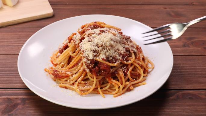 把意大利面绕在叉子上的场景。