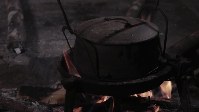 湖南湘西柴火铁罐炖猪脚一组09