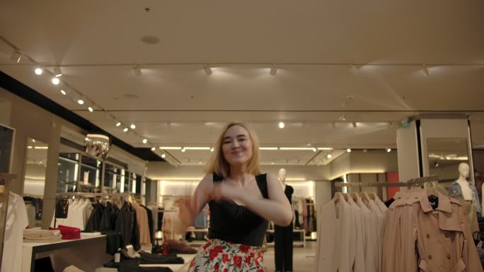 购物中心室内疯狂跳舞的女孩