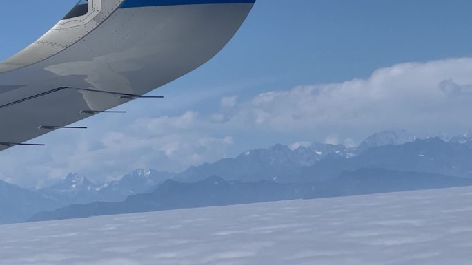 万里晴空云海机翼山脉摇南方航空