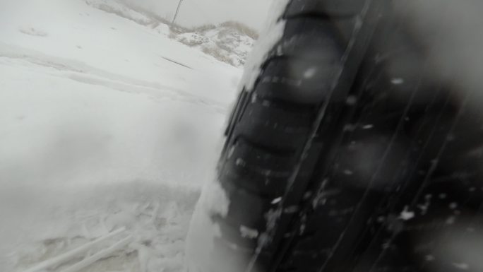 雪地上行驶中的车轮