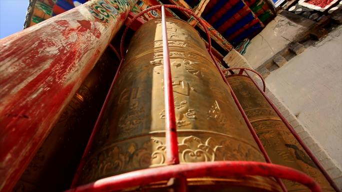 西藏寺庙转经筒